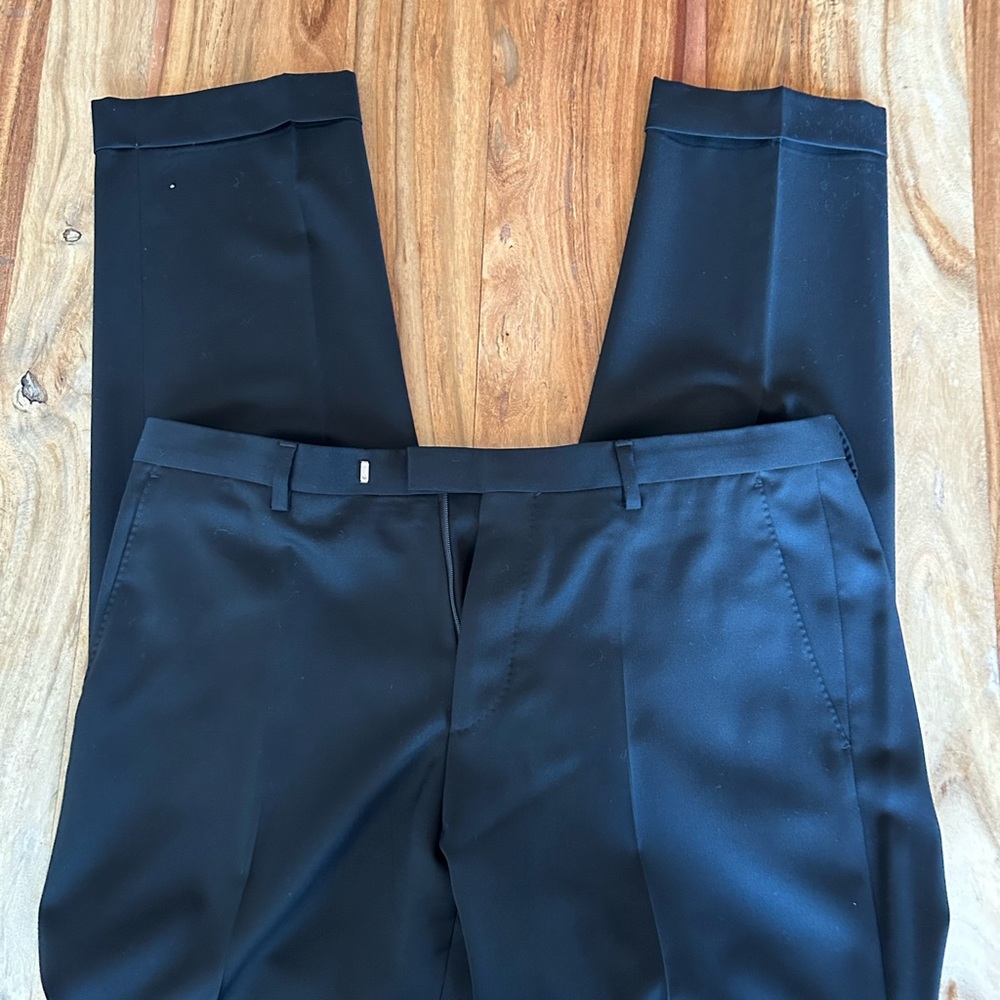 Hugo Boss Men’s dress pant. 33w x 32 inseam. In excellent condition Cuffed legs
